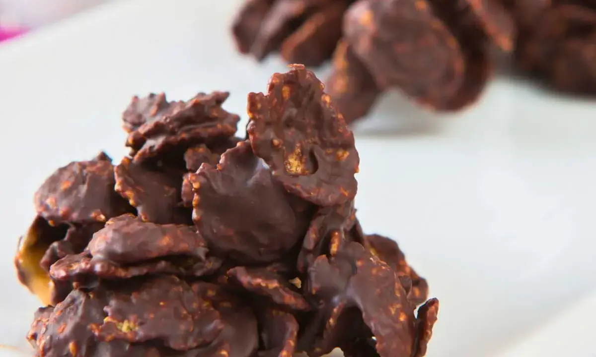 Gourmandes roses des sables au chocolat, croustillantes et irrésistibles, prêtes à être dégustées.