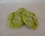 Trois biscuits verts craquelés, saupoudrés de sucre glace. Parfait pour savoir que faire avec des macarons ratés.