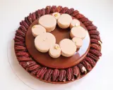 Tarte chocolat noix de pécan, un délice gourmand avec une ganache brillante et des touches de feuille d'or.
