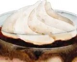 Gourmandise en verre : une onctueuse chantilly au chocolat, aux nuances douces et réconfortantes.