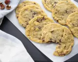 Gros plan sur des cookies aux pépites de chocolat et noisettes, dont le beurre fondu a donné une texture parfaite. Un délice !