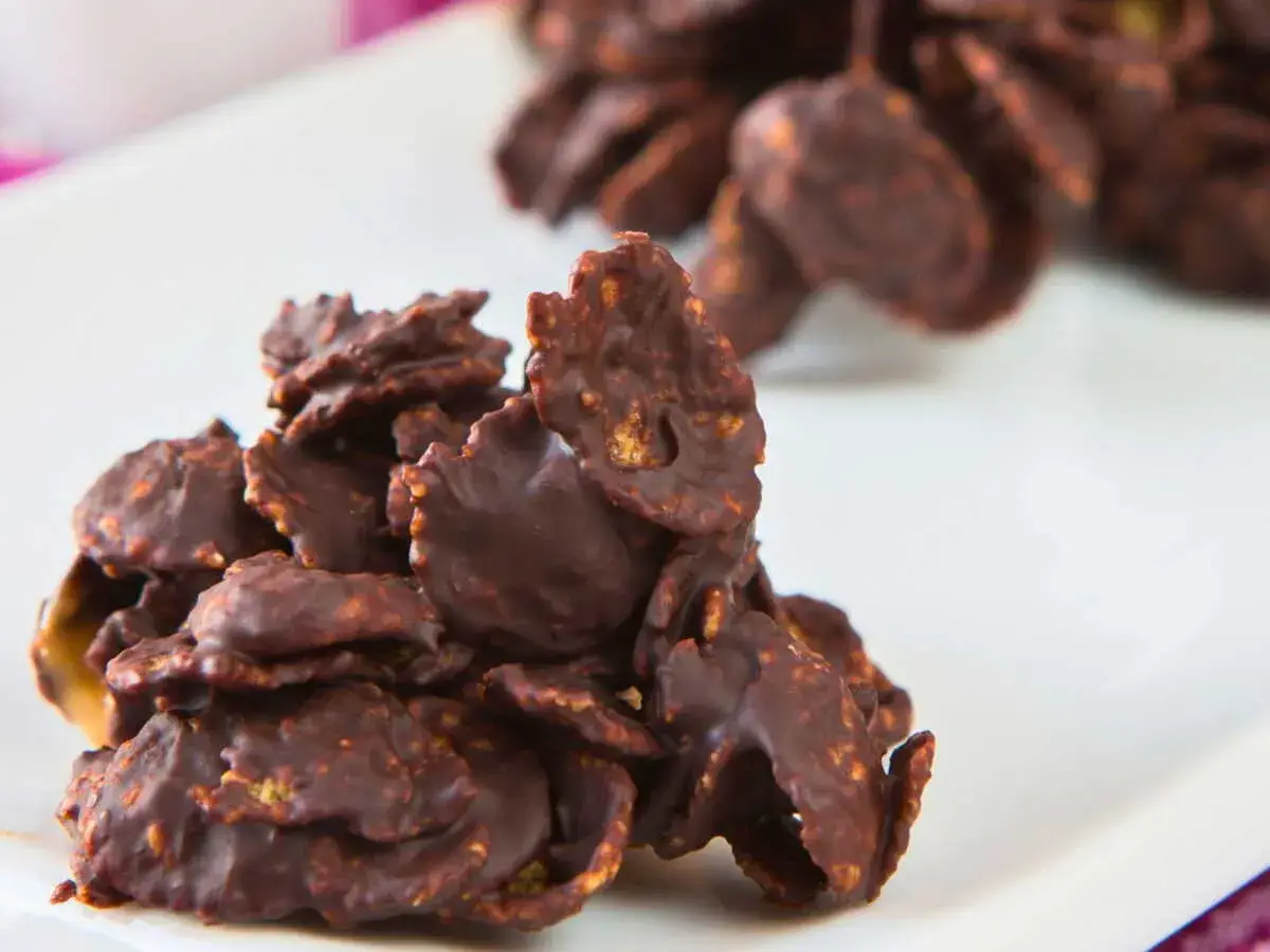 Gourmandes roses des sables au chocolat, croustillantes et irrésistibles, prêtes à être dégustées.