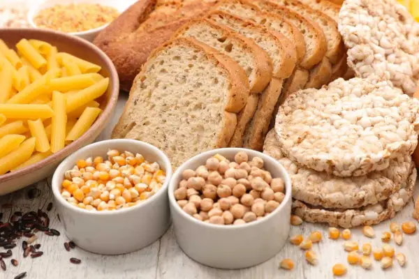 Pain de seigle, pâtes, maïs, pois chiches et galettes de riz. Une variété d'aliments, certains contenant du gluten, d'autres non.