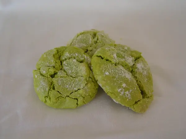 Trois biscuits verts craquelés, saupoudrés de sucre glace. Parfait pour savoir que faire avec des macarons ratés.