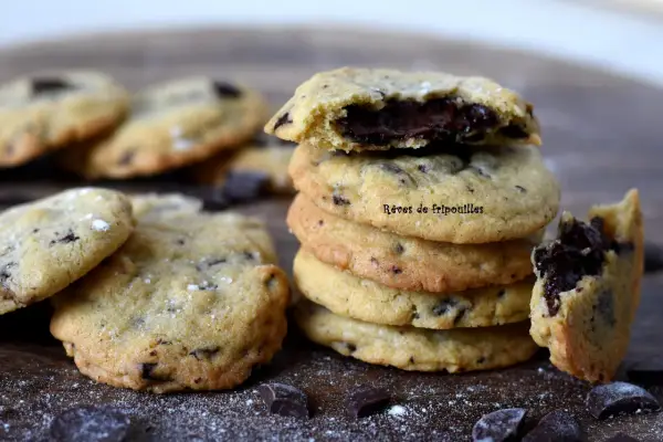 Un cookie cœur fondant aux pépites de chocolat, une gourmandise irrésistible.
