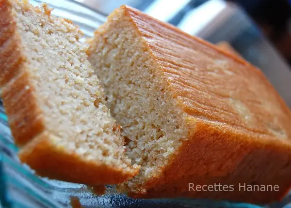 Un délicieux gâteau banane sans sucre, moelleux et doré, coupé en deux pour révéler sa mie aérée. Parfait pour un goûter sain.