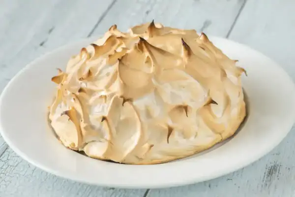 Une omelette norvégienne dorée et meringuée, prête à être dégustée.